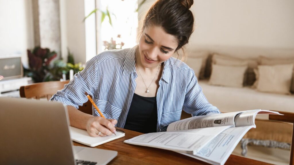 imagem ilustrativa Diferenças entre cursos de pós-graduação presenciais e online